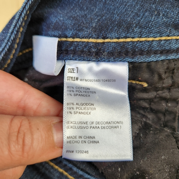 NWOT Wallflower Dark Wash Boot Cut Stretch Distressed Jeans - Size 7 - Picture 11 of 12